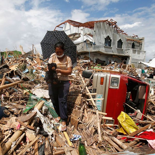 Cardinal supports Filipino community during typhoon aftermath
