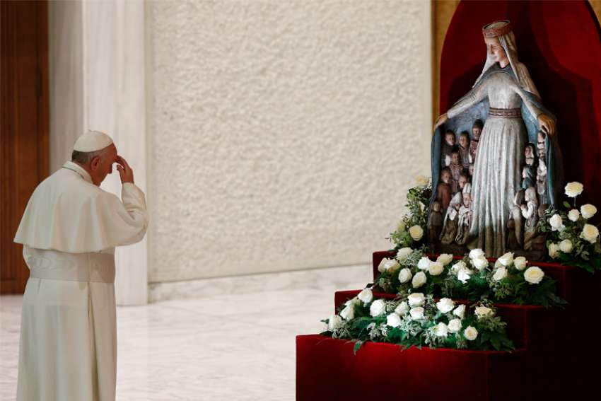 Pope Francis writes rosary prayers to end pandemic