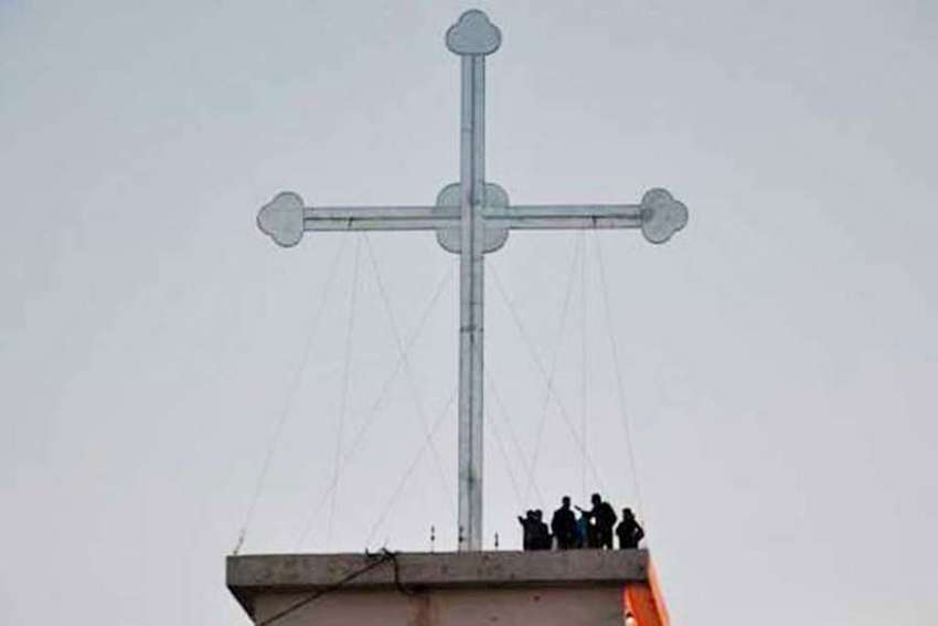 Iraqi Christians erect large cross in area liberated from ISIS
