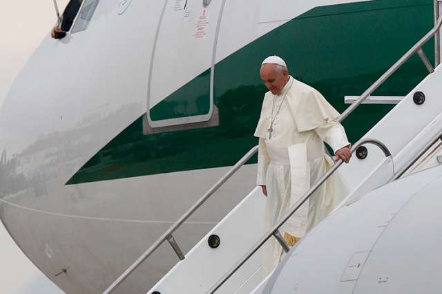 Pope, arriving in Holy Land, calls for religious freedom in Middle East