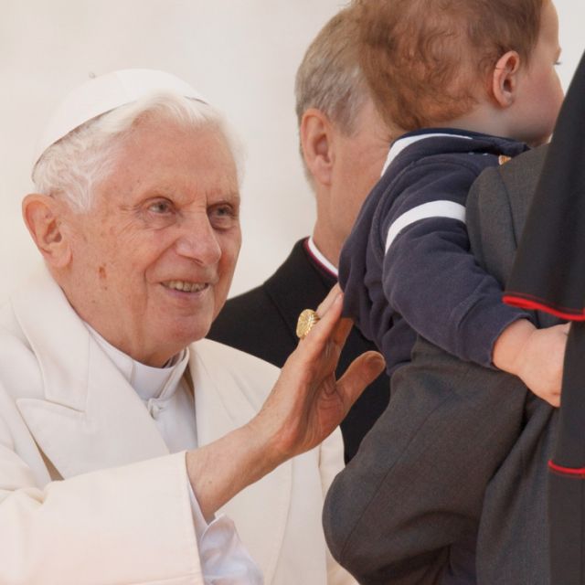 Pope asks married couple to compose Via Crucis meditations 