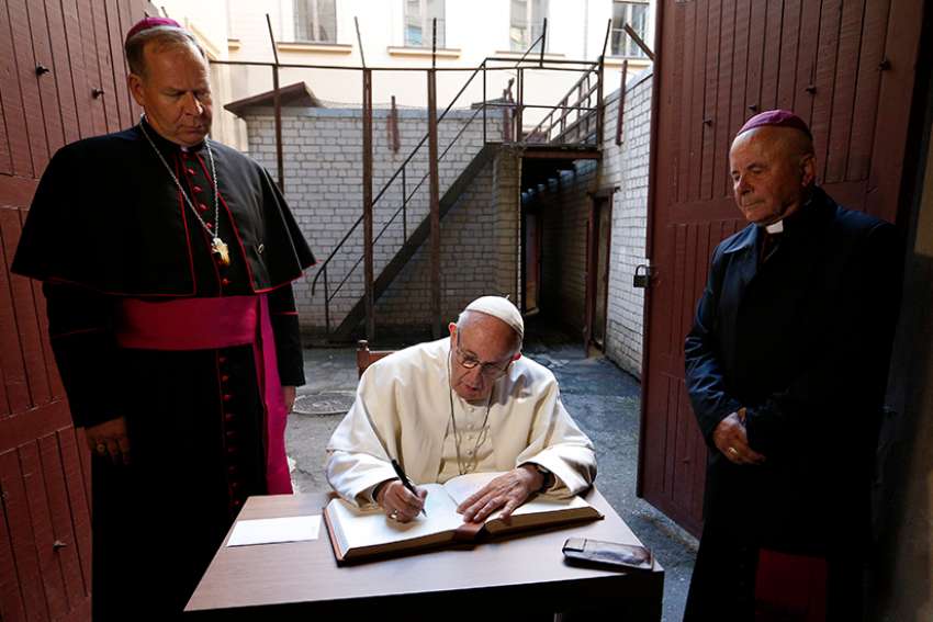 Don't let anti-Semitism, hatred resurge, Pope says in Lithuania