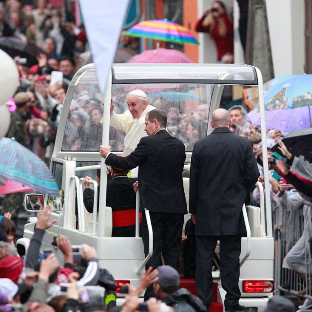 Denying worries over security, Vatican cancels popemobile ride 