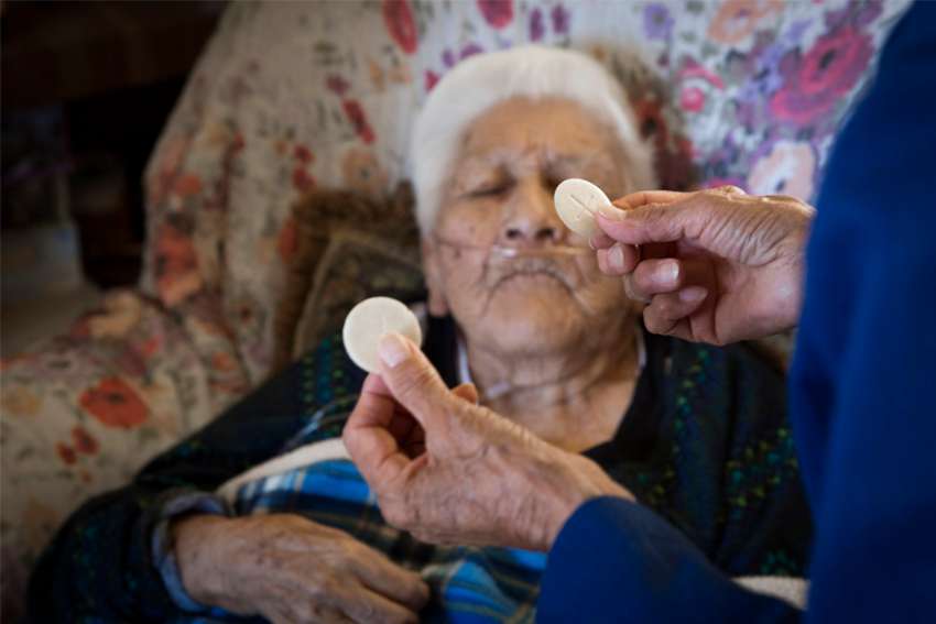 Bishop allows doctors in Italy to give Communion to coronavirus patients