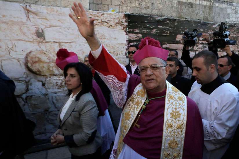 Christian clergy visit Jordanian family of captured Muslim pilot