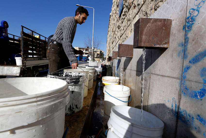 Promote life by protecting, sharing clean water, Pope says