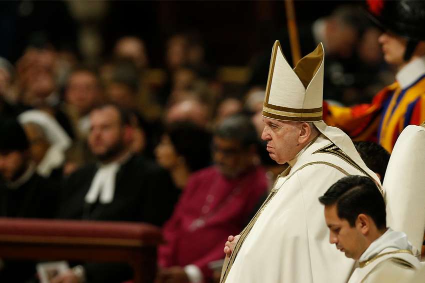 Bring hope to others, justice for the poor, Pope Francis says at Christmas Mass