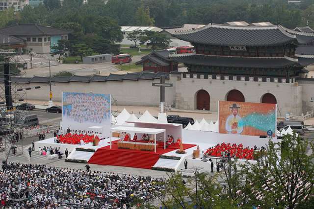 800,000 watch as Pope Francis moves 124 Korean martyrs closer to sainthood
