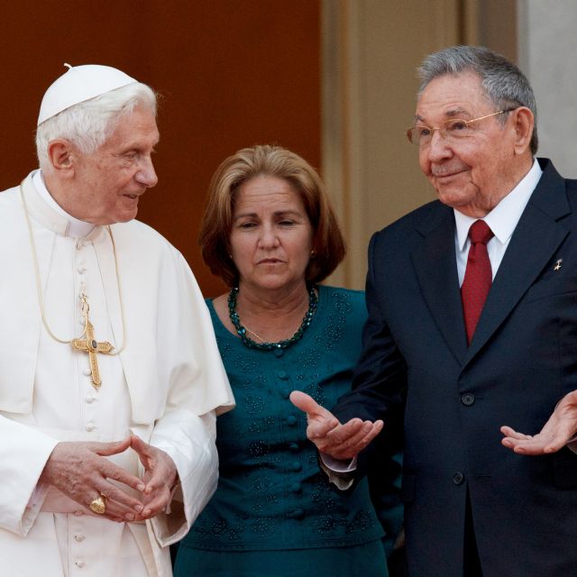 Pope asks Castro for more church freedom, Good Friday holiday 