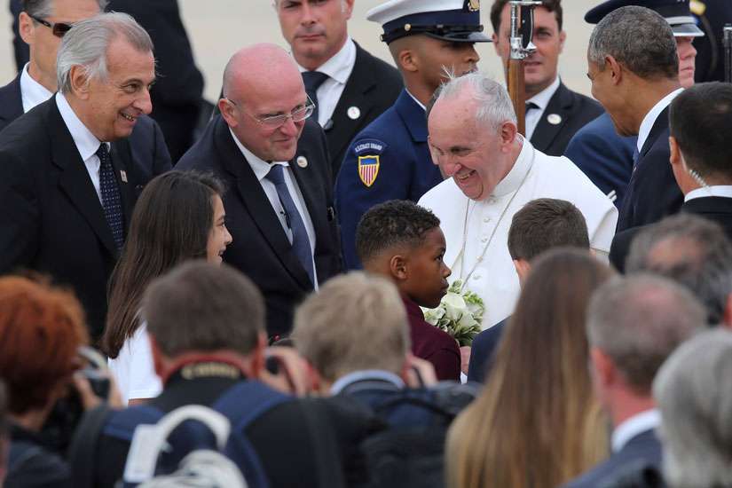 As Francis arrives in U.S., fans of all stripes welcome, watch and wait