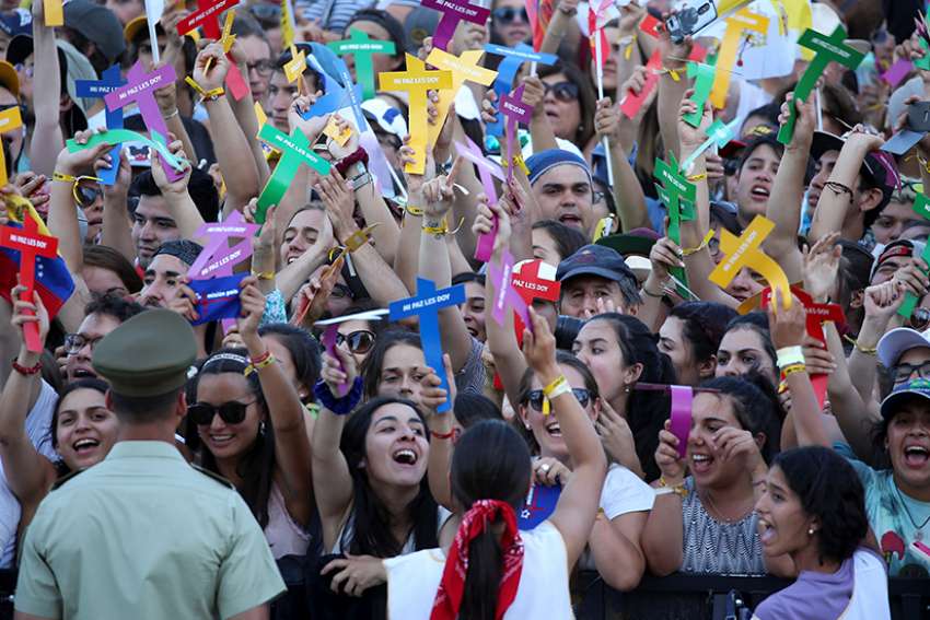 Pope challenges Chilean youth to ask, 'What would Christ do?'