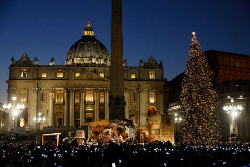 Baby Jesus reminds us of painful plight of migrants, Pope says before Christmas tree lighting