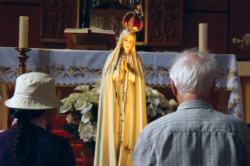 Thousands given close encounter with Fatima statue