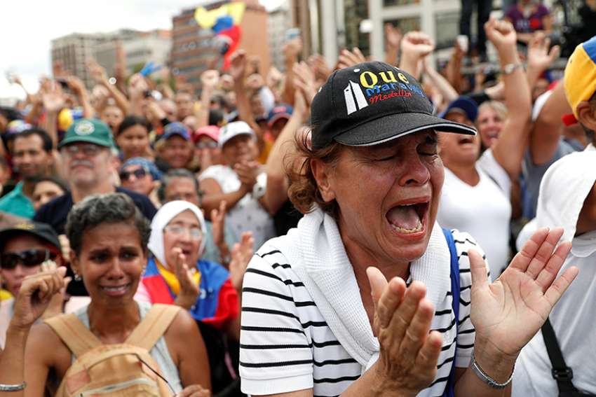 Venezuelan Army besieged hundreds of Maduro protesters in Maturin cathedral
