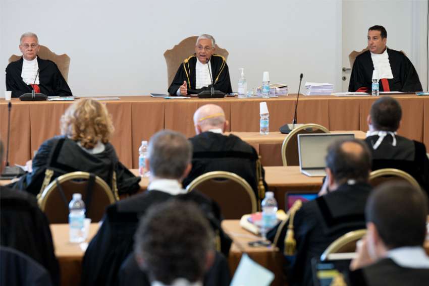 At embezzlement trial, lawyers 'surprised' by Vatican prosecution's request
