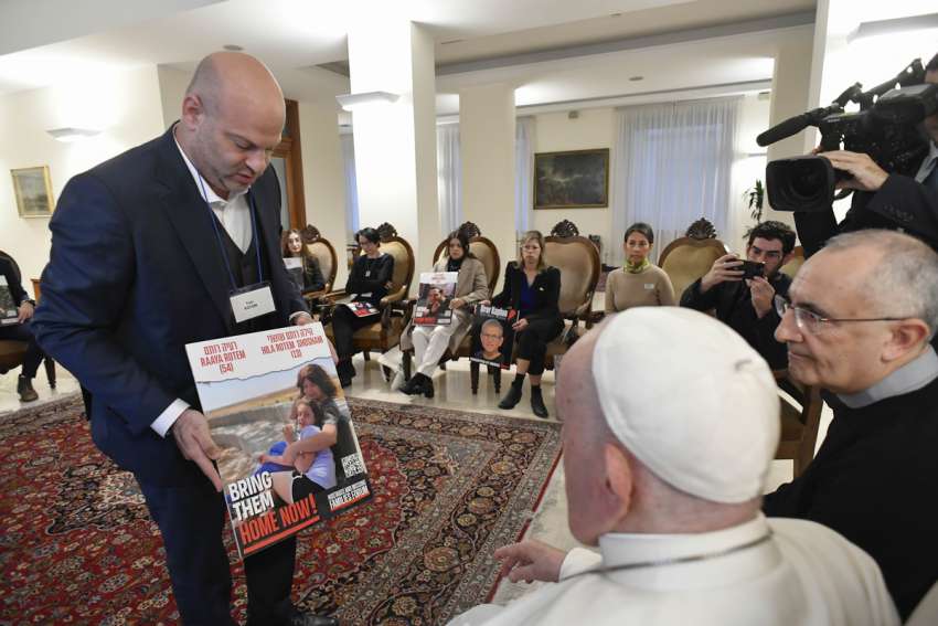 Pope Francis holds separate meetings with Israelis, Palestinians at Vatican