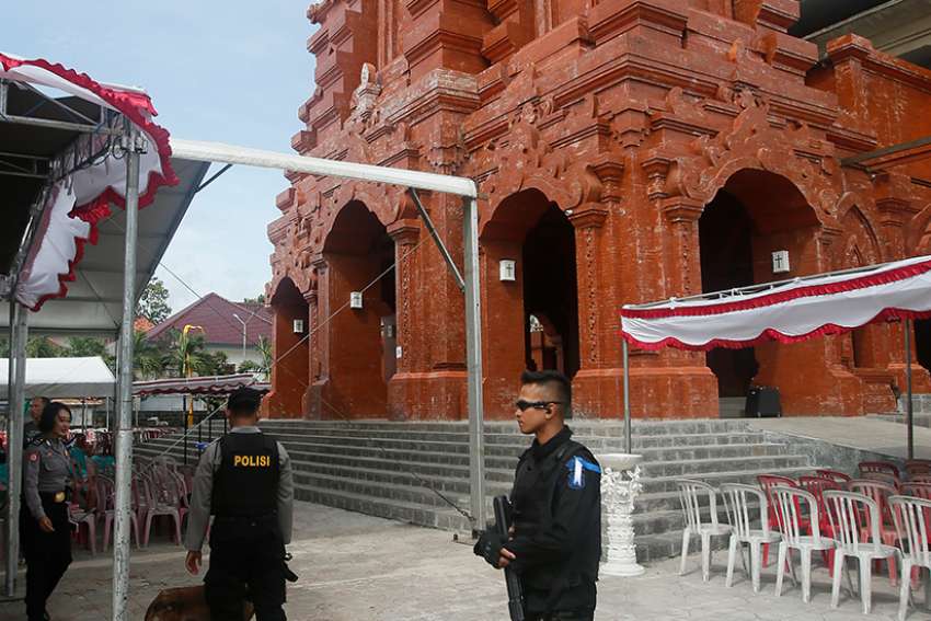 Police, Muslim youth help guard churches at Christmas in Indonesia