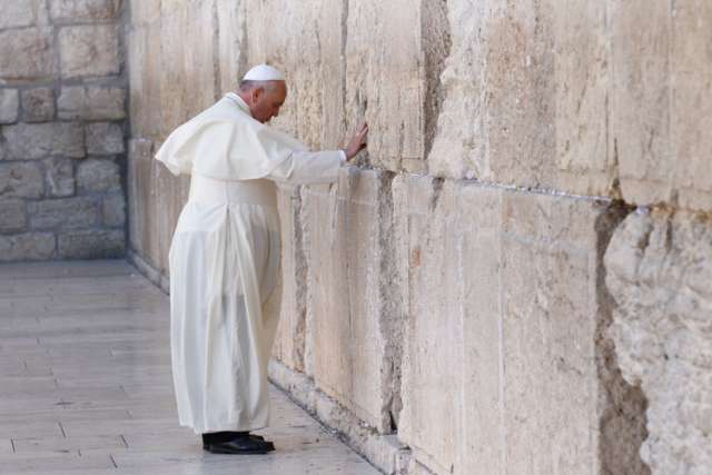 On last morning in Holy Land, Pope reaches out to Muslims, Jews