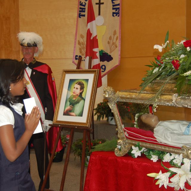 Thousands drawn to St. Maria Goretti relic