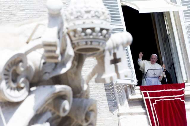Pope Francis marks Ukrainian Independence Day, prays for peace