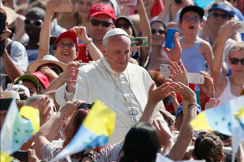 Pope asks WYD pilgrims to accompany him with prayers during visit