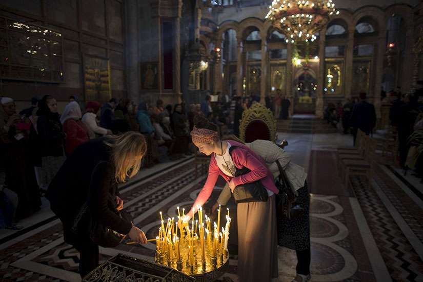 Share Easter joy, defend persecuted Christians, Pope says