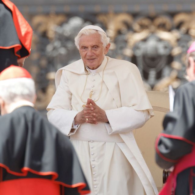 Vatican II did not downplay eucharistic adoration, Pope says 