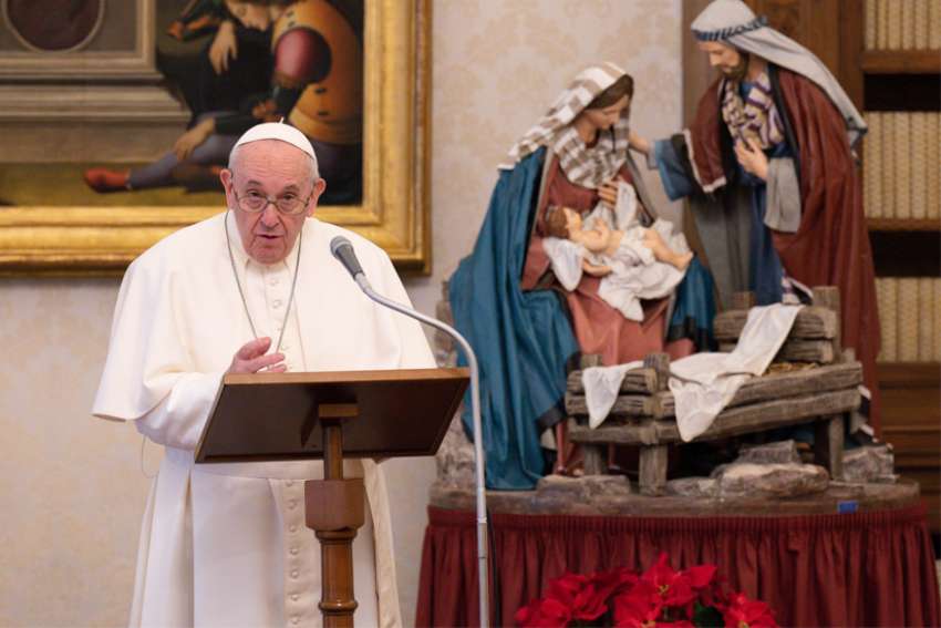 Christians lift others up by listening, sharing God's love, Pope Francis says