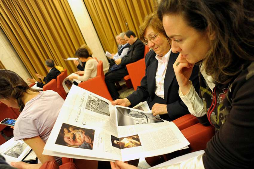 Founder, editorial staff of Vatican women's magazine resign