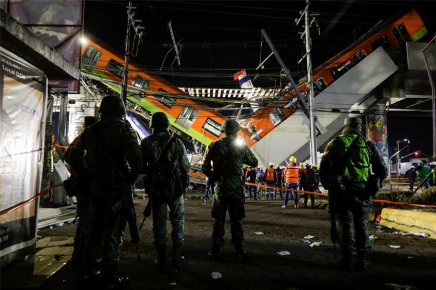 Church leaders offer prayers after Mexico City metro crash