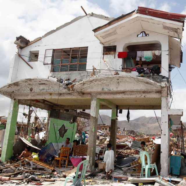 Pope leads prayers, calls for aid for Philippines 