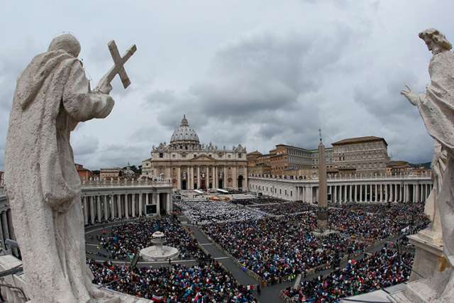 Roughing it for the saints: Thousands sleep outdoors to get to Mass