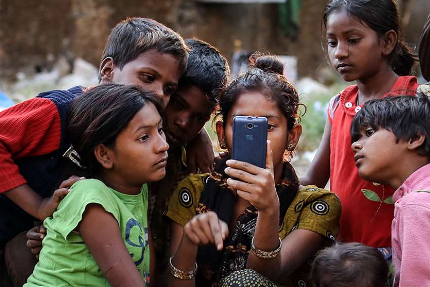 Pope urges students to fight their addiction to phones