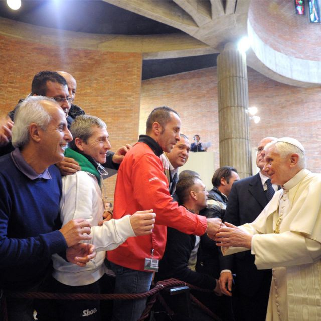Pope tells prisoners God loves them, Christians pray for them 