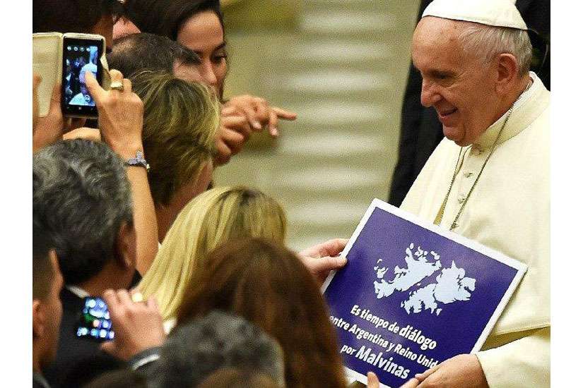 Pope Francis causes stir in Argentina with sign urging Falkland Islands dialogue