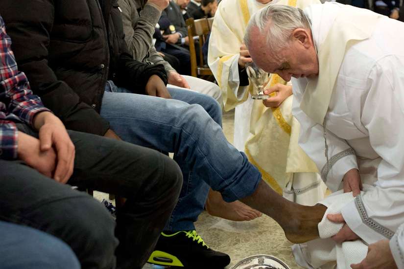 Foot-washing ritual not limited to men, Vatican says in new decree