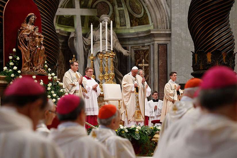 Don't neglect, mistreat those who come to you, Pope tells Roman Curia