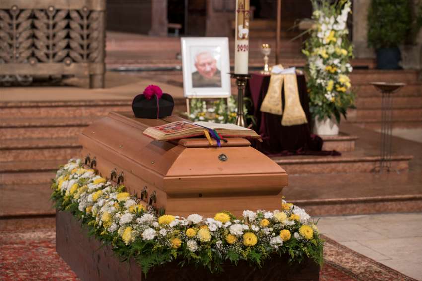 Benedict XVI follows his brother's funeral virtually