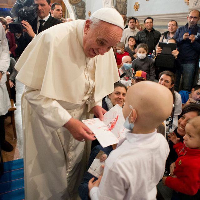Pope pays pre-Christmas visit to Rome's children's hospital 