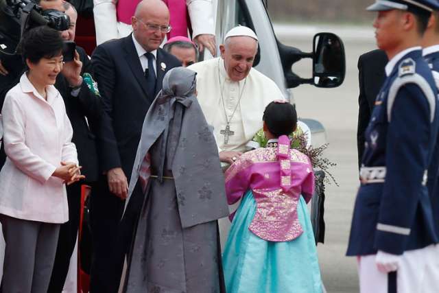 In South Korea, Pope Francis calls for peace, democracy and social justice