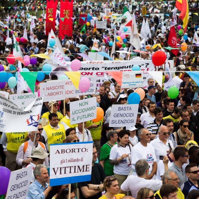 Pope greets 30,000 marchers in pro-life walk