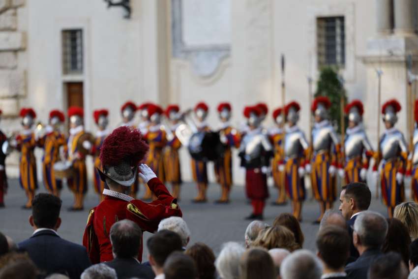 Every moment is a chance to live the Gospel, Pope Francis tells new Swiss Guards