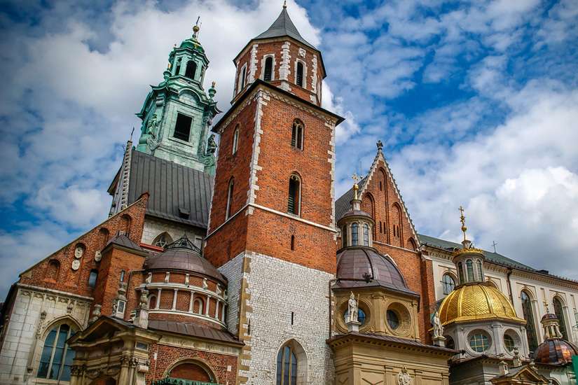 Catholic tradition stays  strong in faithful Poland