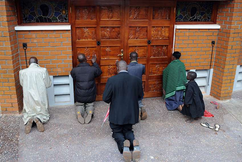 Pilgrims by the thousands trek to Ugandan shrine to recall 22 martyrs