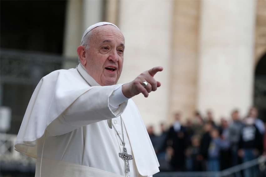 Shut off cellphone, open Bible for Lent, Pope Francis tells faithful
