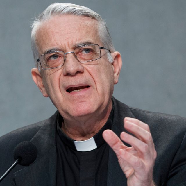 Pope names movie expert to head Vatican TV, streamlines accreditation 