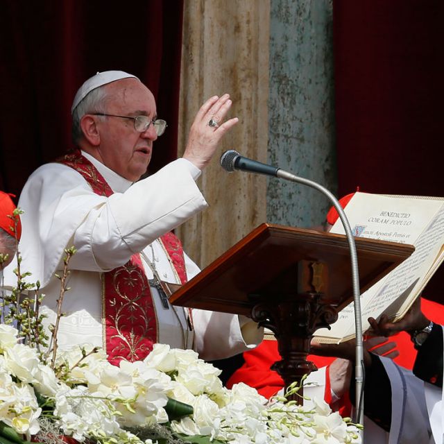 At Easter Pope calls Christians to be channels of mercy, justice, peace 