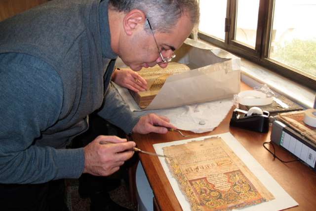 Amid insurgency, Iraqi priest is guardian angel of ancient manuscripts