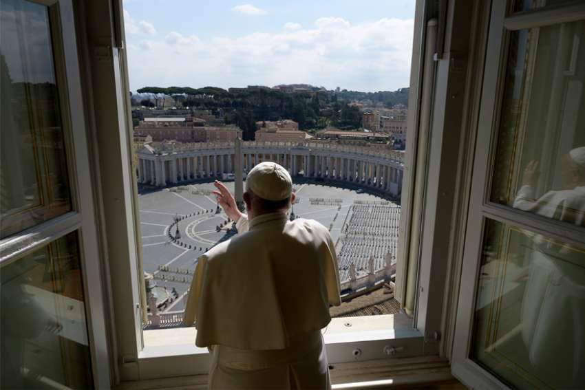 Pope Francis prays for clergy, public service employees working during lockdown