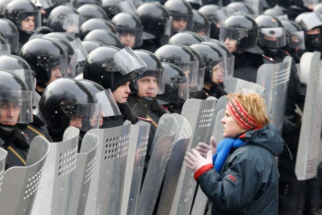 Pope prays for peace, dialogue in Ukraine; bishops offer to mediate 